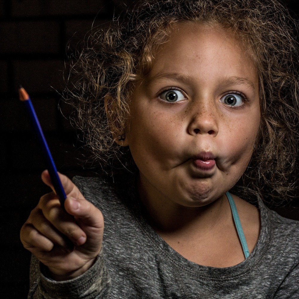 Illustration - barn laver sjovt ansigt